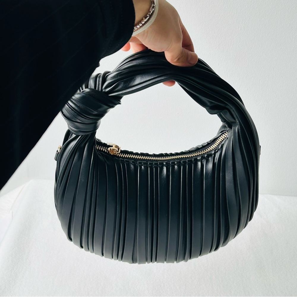 Urban Expressions Fawna Pleated black bag - Picture 4 of 8